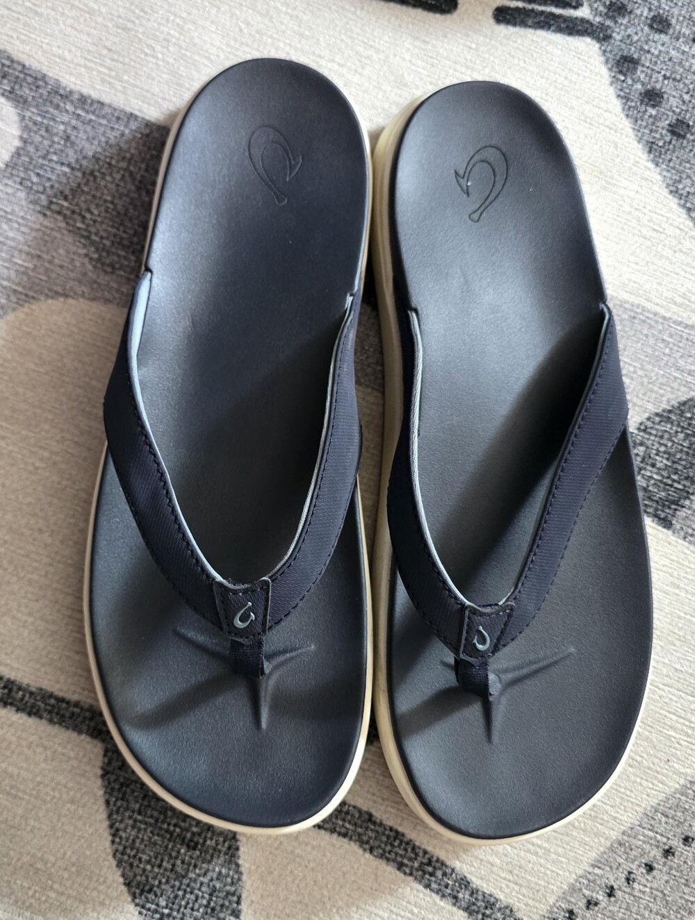 OluKai Nu'a Pi'o Black Navy Flip Flop Sandals with Cream Sole